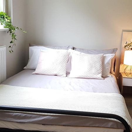 Beautiful 6 Bedroom Holiday Home, Manchester Wythenshawe Dış mekan fotoğraf