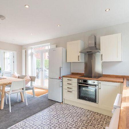 Beautiful 6 Bedroom Holiday Home, Manchester Wythenshawe Dış mekan fotoğraf
