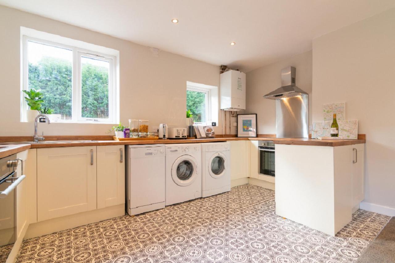 Beautiful 6 Bedroom Holiday Home, Manchester Wythenshawe Dış mekan fotoğraf