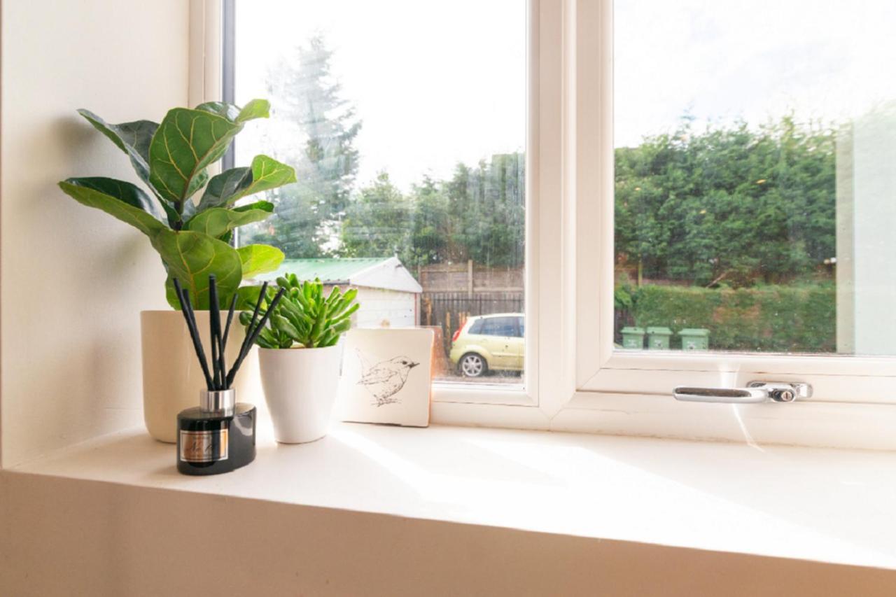 Beautiful 6 Bedroom Holiday Home, Manchester Wythenshawe Dış mekan fotoğraf