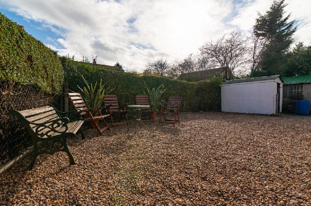 Beautiful 6 Bedroom Holiday Home, Manchester Wythenshawe Dış mekan fotoğraf