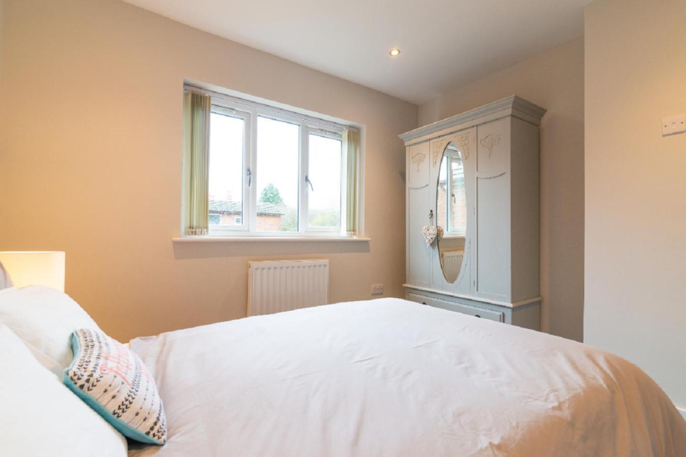 Beautiful 6 Bedroom Holiday Home, Manchester Wythenshawe Dış mekan fotoğraf