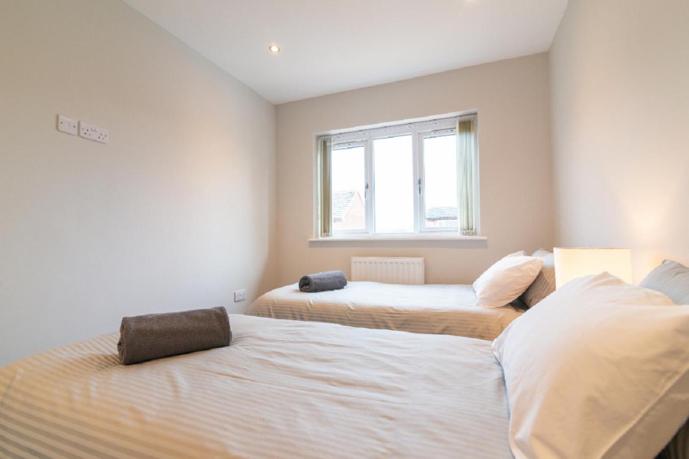 Beautiful 6 Bedroom Holiday Home, Manchester Wythenshawe Dış mekan fotoğraf