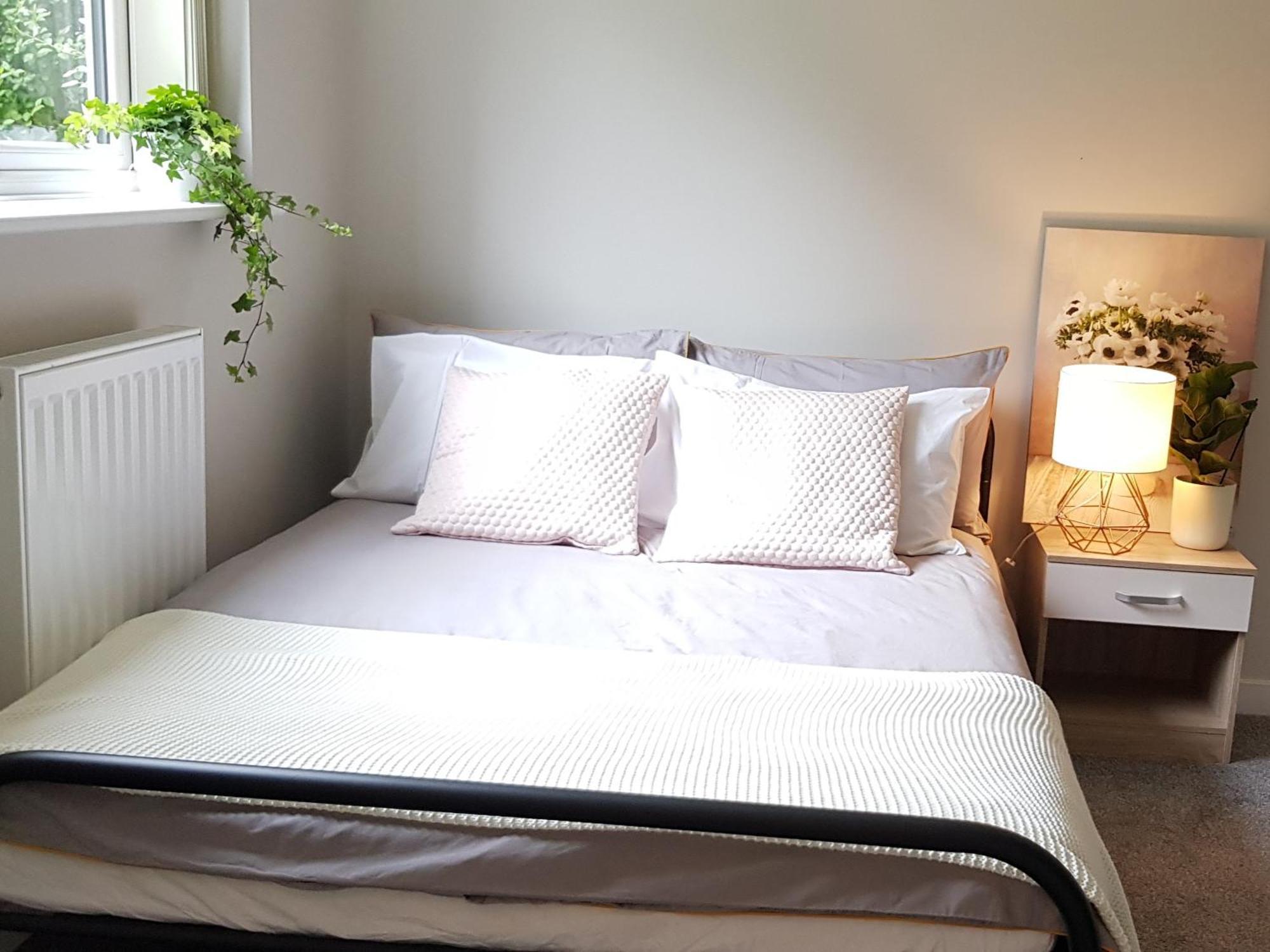 Beautiful 6 Bedroom Holiday Home, Manchester Wythenshawe Dış mekan fotoğraf
