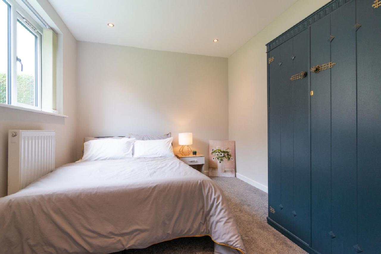Beautiful 6 Bedroom Holiday Home, Manchester Wythenshawe Dış mekan fotoğraf