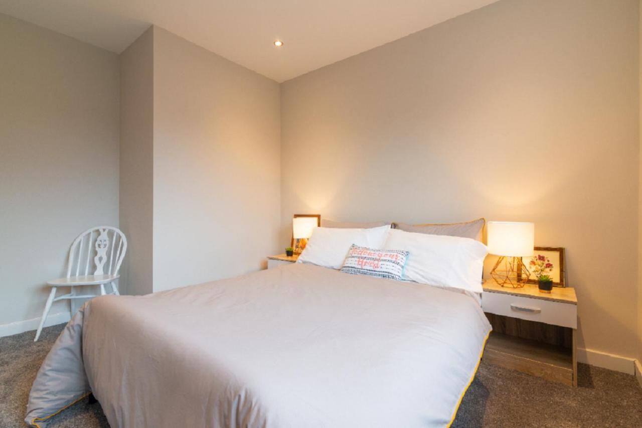 Beautiful 6 Bedroom Holiday Home, Manchester Wythenshawe Dış mekan fotoğraf