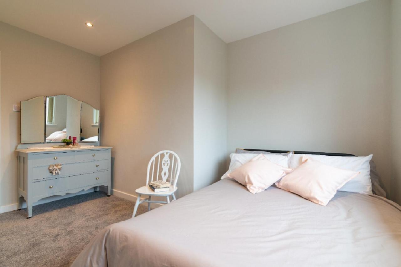 Beautiful 6 Bedroom Holiday Home, Manchester Wythenshawe Dış mekan fotoğraf