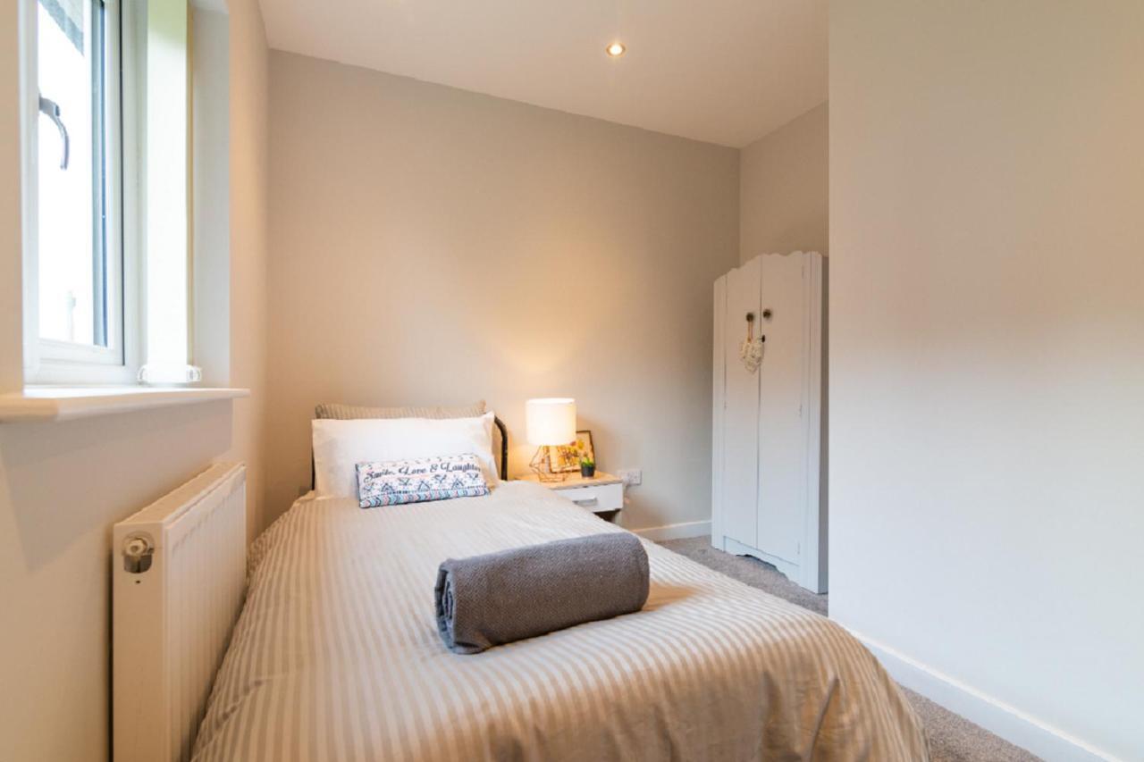 Beautiful 6 Bedroom Holiday Home, Manchester Wythenshawe Dış mekan fotoğraf